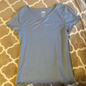 Juniors blue cinched v neck shirt